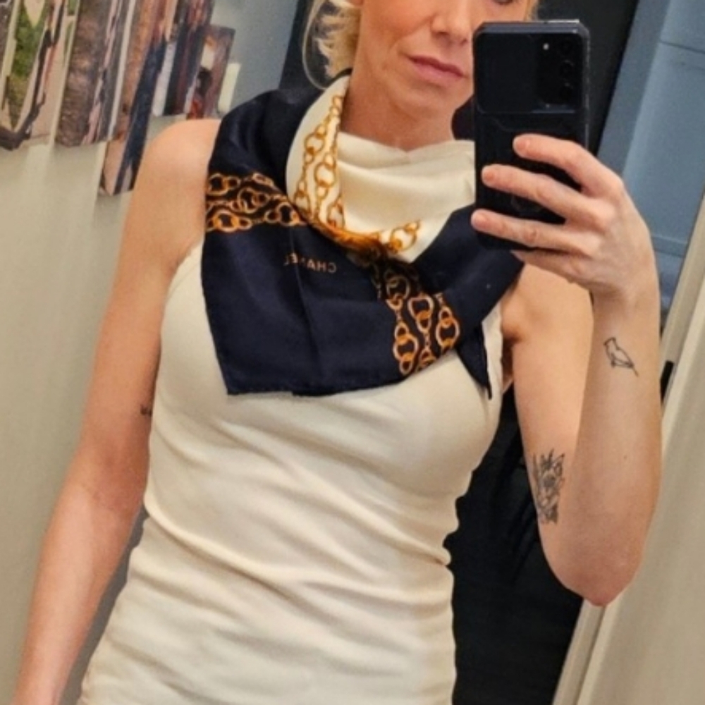 BAG GAME ITEM 📢 CHANEL CC Logo Chain Motif 100% Silk Scarf AUTHENTIC ✨️ - Picture 7 of 8